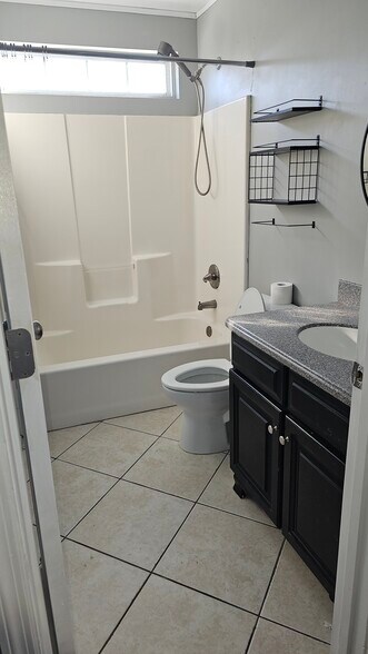 Building Photo - 646 Hidden Oaks Dr