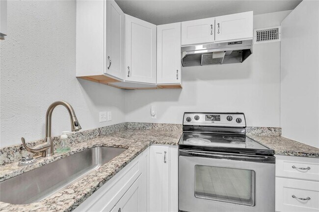 Building Photo - 901 Parmer Ave