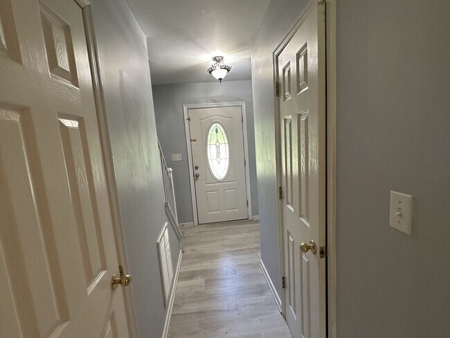 Building Photo - For Rent: Charming 4-Bedroom Colonial in C...