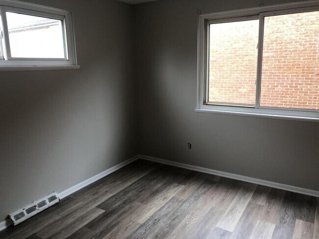 Building Photo - 2210 Montclair Avenue #103