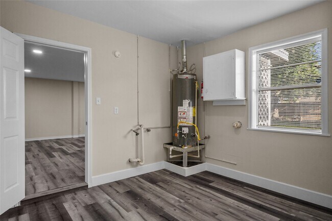 Building Photo - 1909 16th Ave N