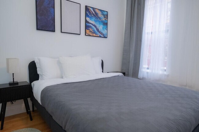 Building Photo - 302 E 104th St