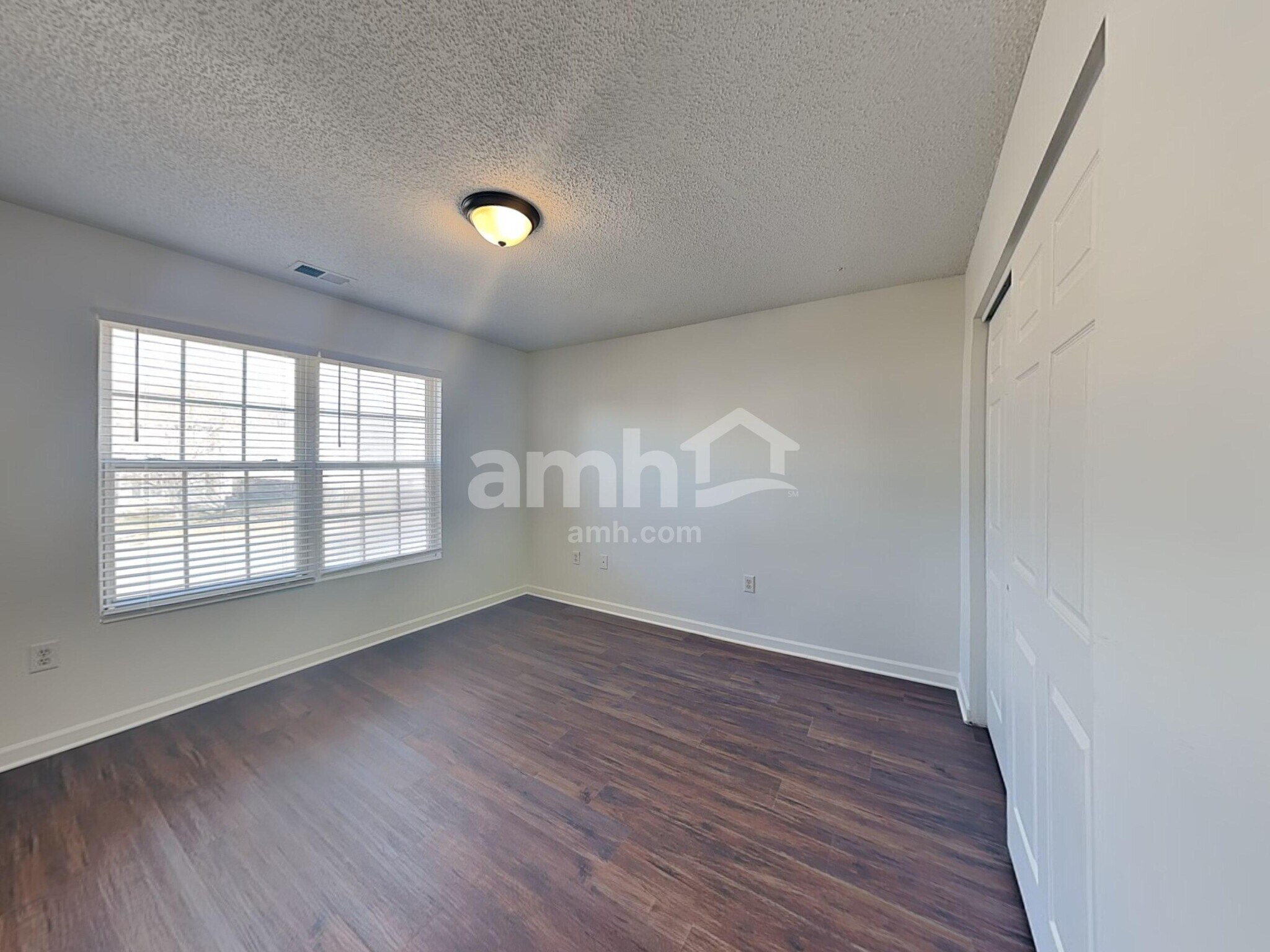 Building Photo - 2410 Highland Park Dr