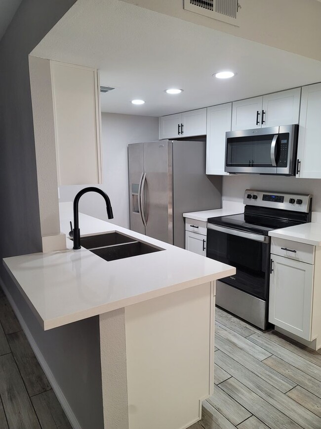 Building Photo - Absolutely Stunning Remodeled 2 Bedroom Co...