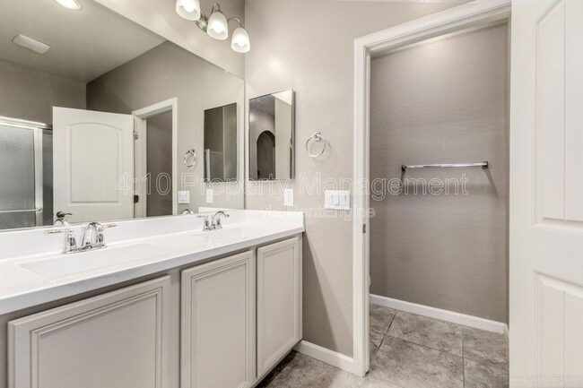 Building Photo - 1367 S Country Club Dr