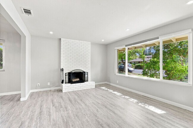 Building Photo - 935 Castlewood Dr