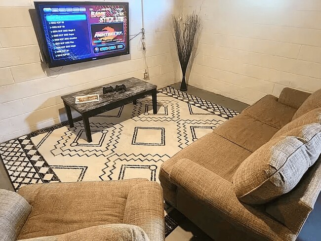 Building Photo - Spacious 4-Bed Westside Home