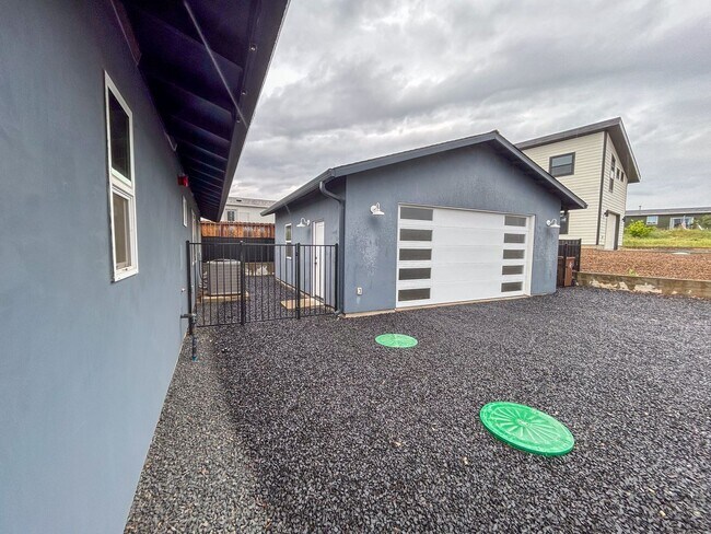 Building Photo - Live Comfortable in a Modern Paradise Home!