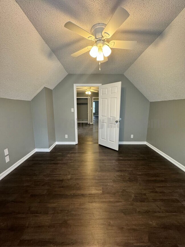 Building Photo - Newly Renovated 4 Bedroom 2 Bathroom