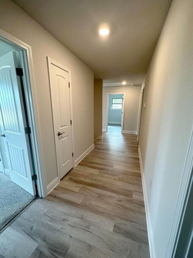 Building Photo - Spacious 5-Bedroom with Community pool in Crestview!