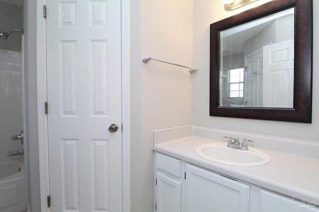 Building Photo - 701 Thornwood Pl