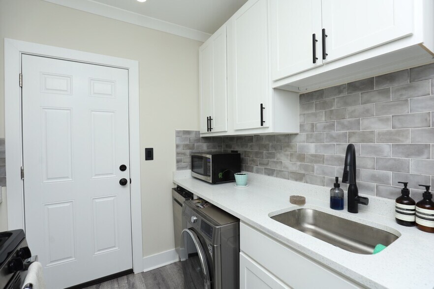 Building Photo - 3821 N Greenview Ave