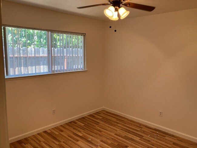 Building Photo - 1704 Ellison Dr