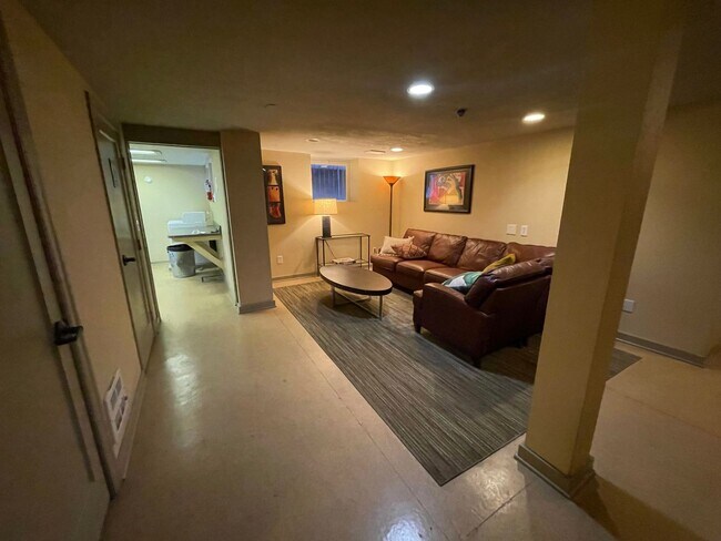 Building Photo - Queens Court Large Charming 1 Bedroom Available Now! Highly Desirable Queen Anne Location