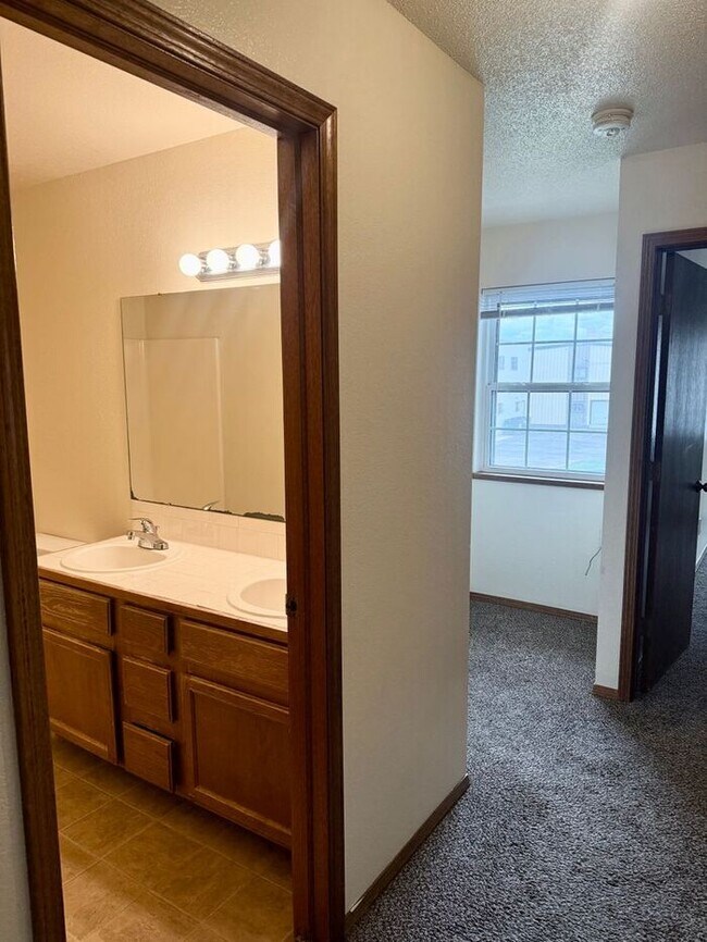 Building Photo - 3 Bed/2.5Bath Townhome in Greeley