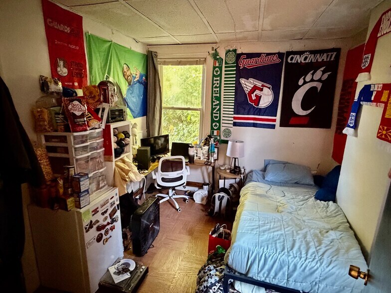 Building Photo - 2346 Stratford Ave