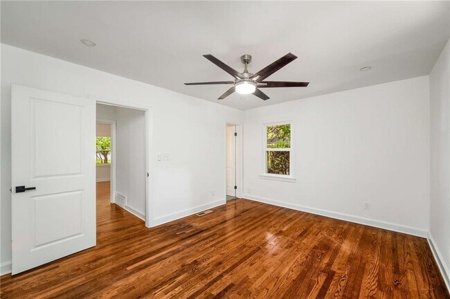 Building Photo - 1774 Laurelwood Dr SW