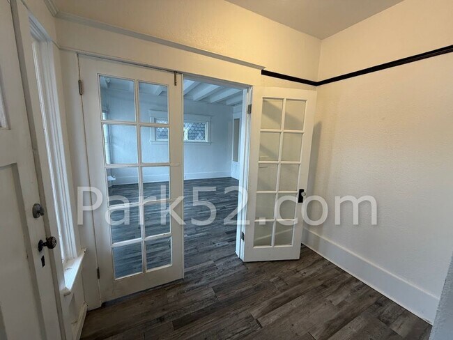 Building Photo - 1406 S 6th Ave