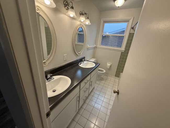 Building Photo - 2bed/2bath with Bonus room and garage! 2600B Dixon Drive, Nashville!