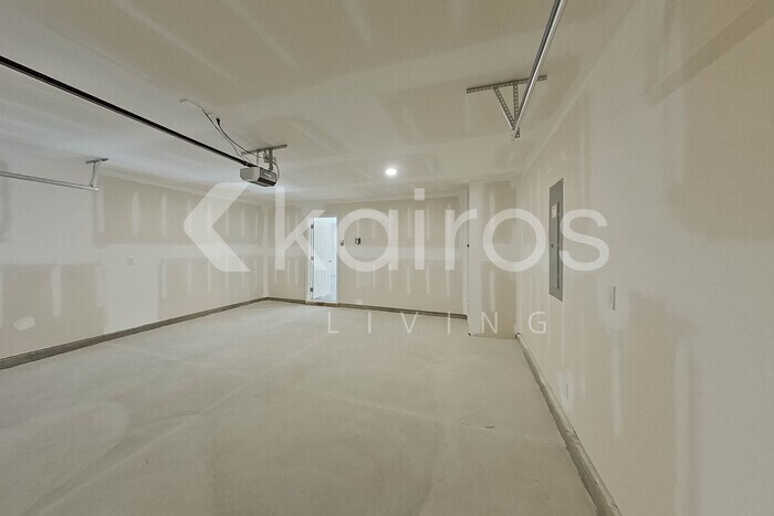 Building Photo - 140 George Oxford Dr