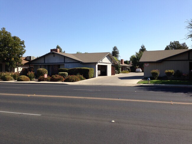 Building Photo - 930 N Indiana St