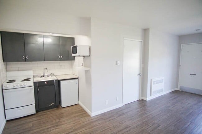 Building Photo - John's Landing: Mid-Century Studio w/ Walk...