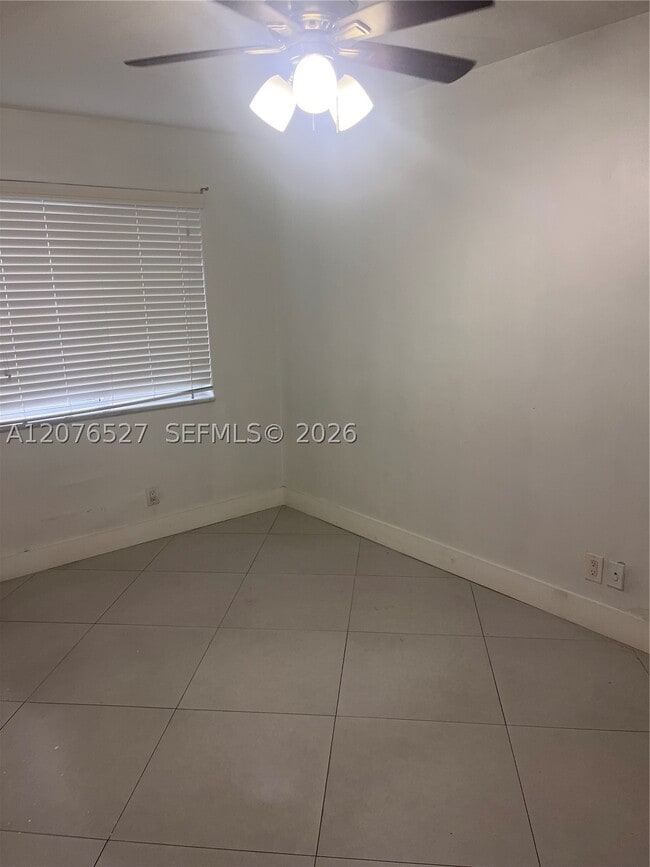 Building Photo - 6250 Bird B7