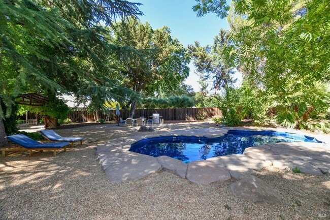 Building Photo - 800 Zinfandel Ln