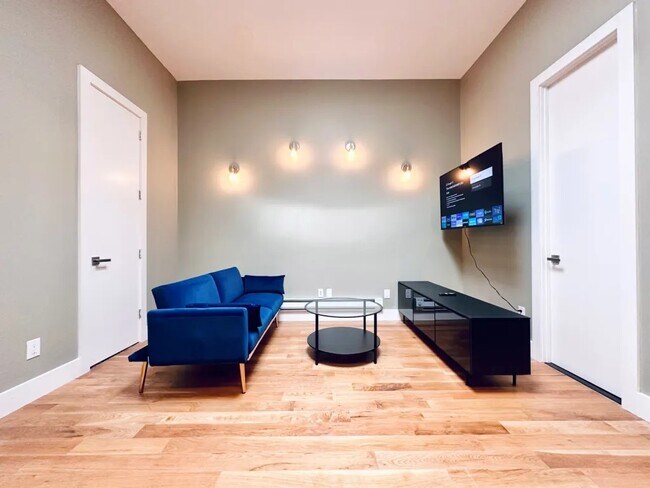 Building Photo - Furnished room/NOT APARTMENT