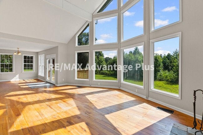 Building Photo - Picturesque 3-Bedroom Home with Cathedral ...