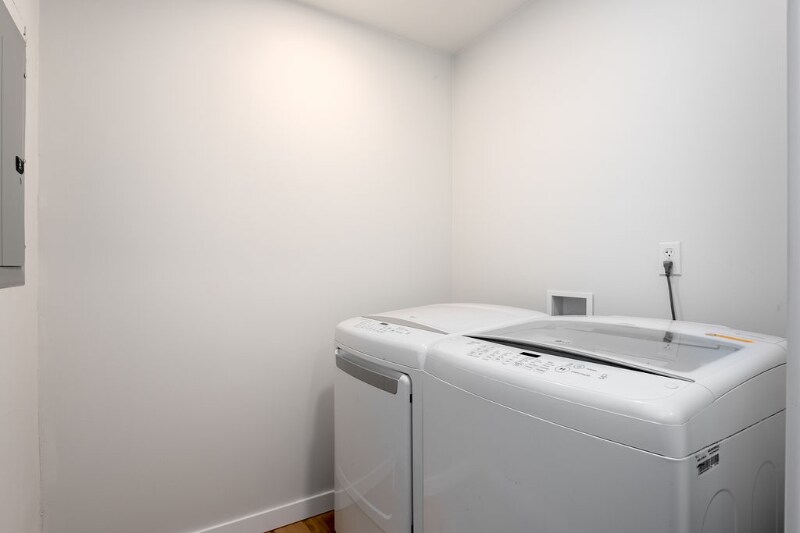 Building Photo - 14004 SE River Rd