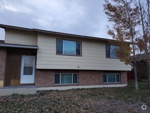 Building Photo - 826 N 12th St E