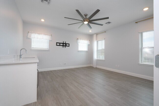 Building Photo - 6665 Bridgman St
