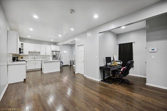 Building Photo - 352 N Avers Ave