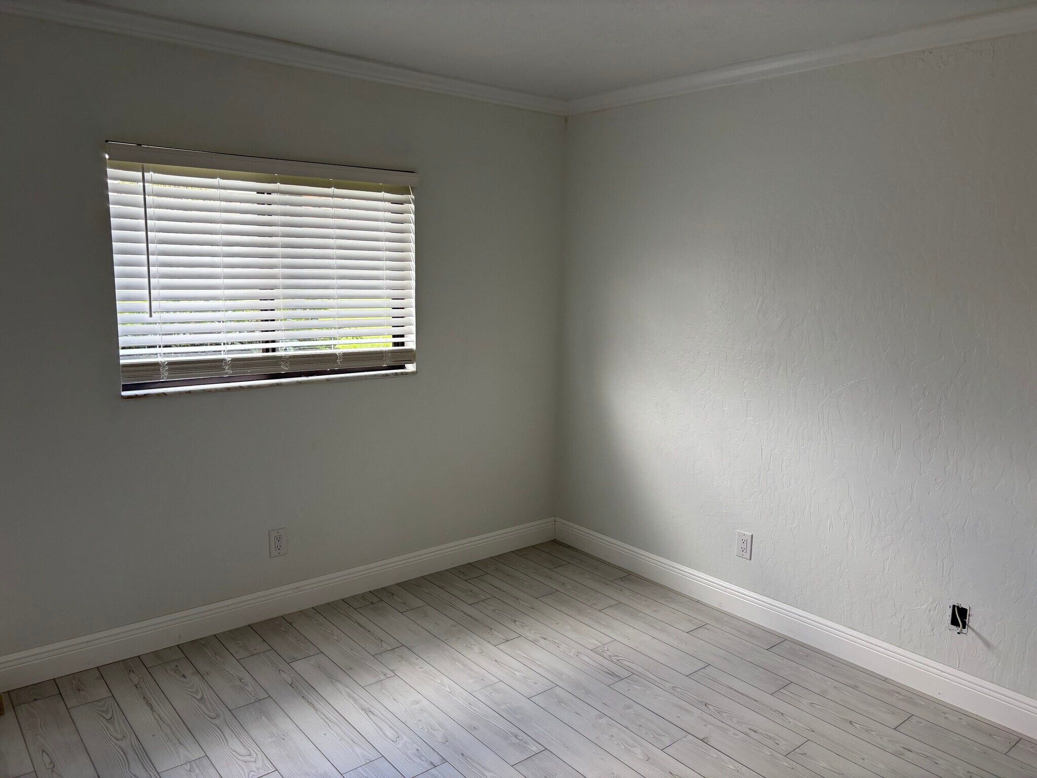 Building Photo - 1704 University Ln