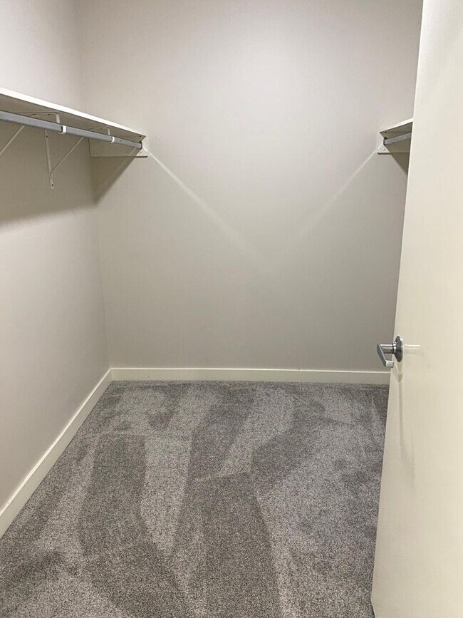 Building Photo - Spacious Seattle Condo - $2,000