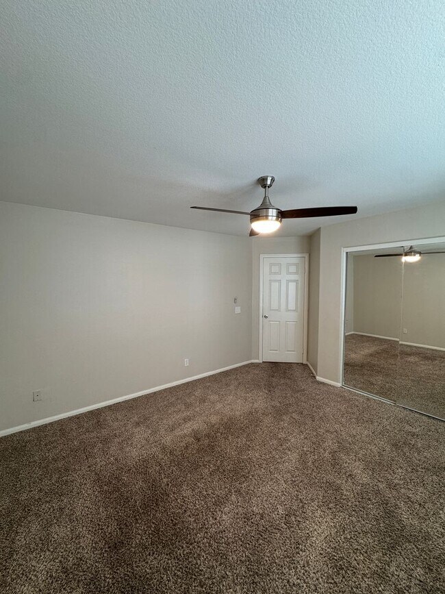 Building Photo - Spacious Lakeview Home with Loft & Community Amenities