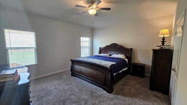 Building Photo - Spacious Ventana Home with all appliances!