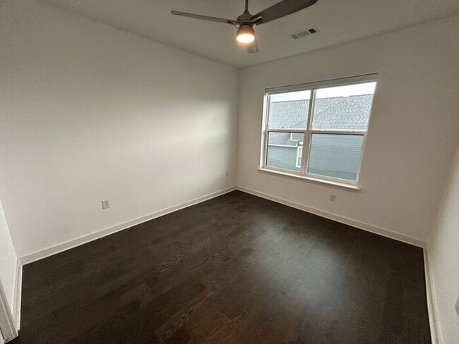 Building Photo - Beautiful 1-Bedroom Townhouse with Modern ...