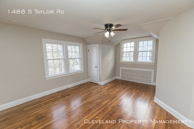 Building Photo - Charming 3 Bedroom Home