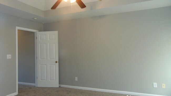 Building Photo - 3 Bedroom 2 Bathroom sitting on 1.08 acres!!