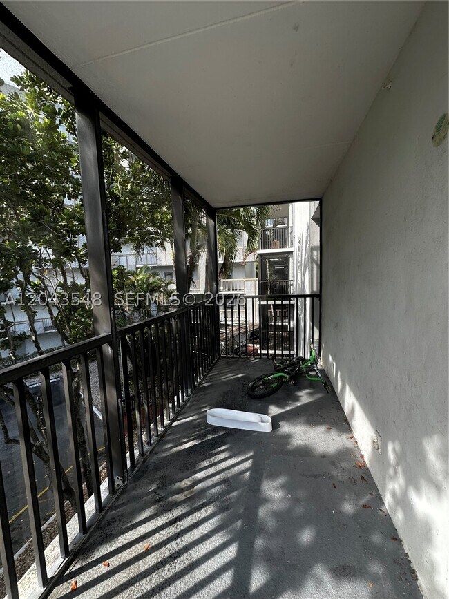 Building Photo - 3475 N Country Club Dr