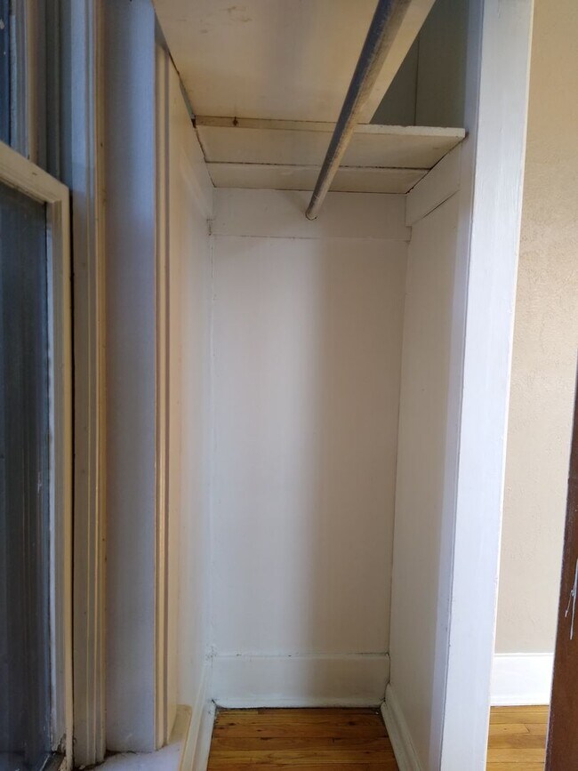 Building Photo - Charming Cap Hill 1 Bedroom w/ Claw Foot Tub