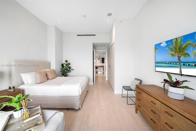 Building Photo - 2301 Collins Ave