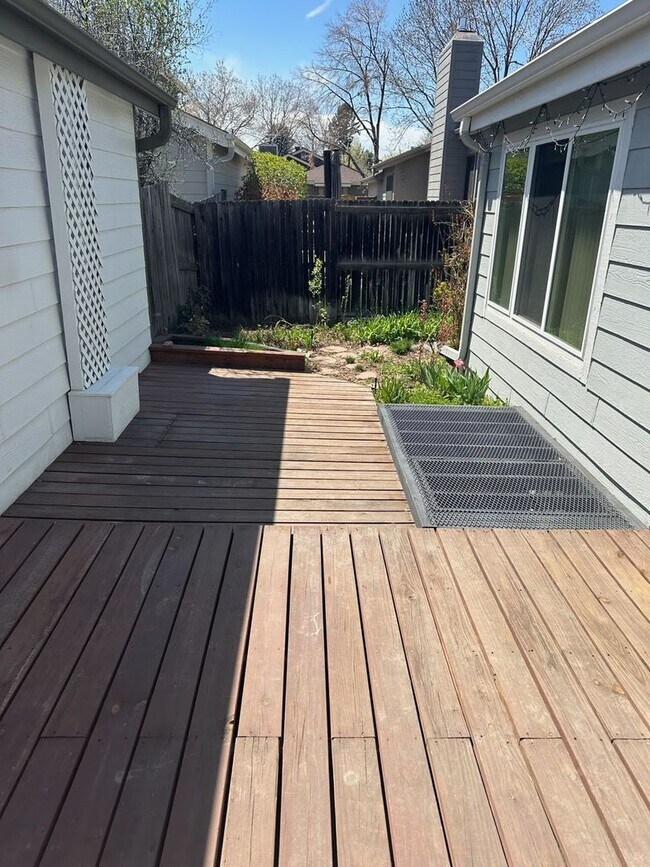 Building Photo - Fantastic 3 bedroom, 3 bath, 2 car garage ...