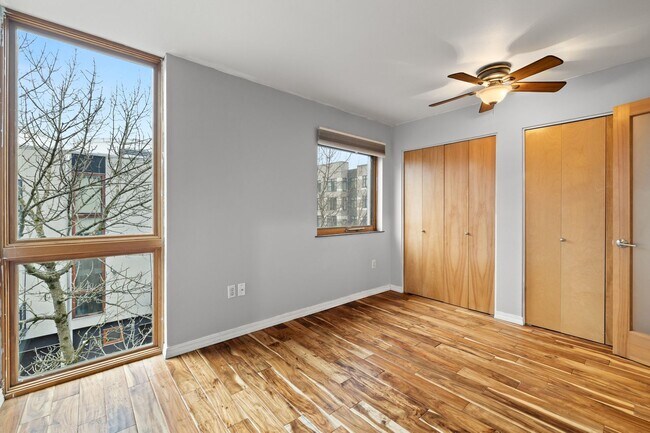 Building Photo - 2 BR 2 BA Townhome in North Tabor- 3 Levels!