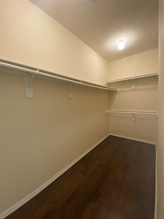 Building Photo - 9210 Hidden Lake E Dr