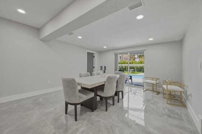 Building Photo - 632 Las Palmas Park