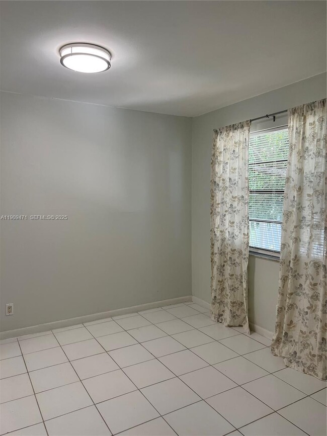 Building Photo - 500 NE 2nd St