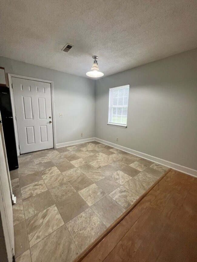 Primary Photo - 2 bedroom 2 bath house available